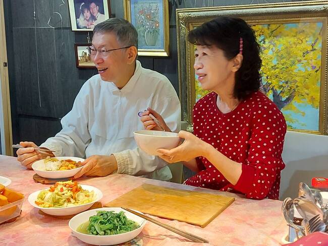 柯文哲淚訴「回家看到妻子跪在地上擦地板」　陳佩琪：忙碌職業婦女的日常 | 華視新聞