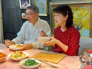 柯文哲淚訴「回家看到妻子跪在地上擦地板」　陳佩琪：忙碌職業婦女的日常