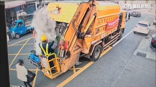 整袋金紙灰丟垃圾車　南投清潔員瞬間遭灰塵淹沒