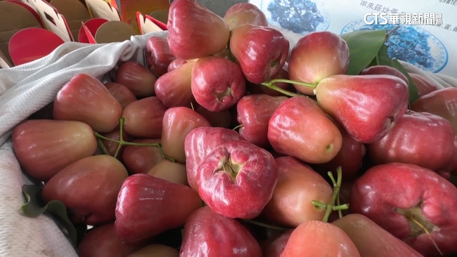 買蓮霧被「加重加價」民眾拒買　老闆怒拿蓮霧砸車 | 華視新聞