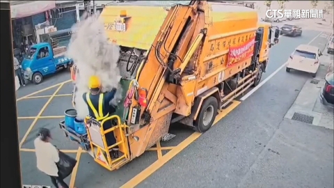【台語新聞】整袋金紙灰丟垃圾車　南投清潔員瞬間遭灰塵淹沒