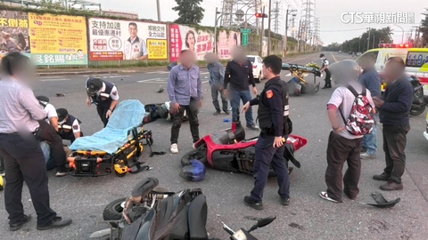 高雄驚險車禍！　駕駛疑闖紅燈「保齡球式」撞翻4機車