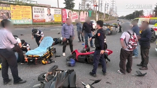 高雄驚險車禍！　駕駛疑闖紅燈「保齡球式」撞翻4機車