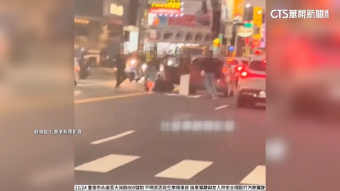 行車糾紛路中開打！騎士抄安全帽攻擊　旁人忙勸架