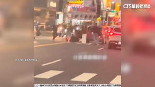 行車糾紛路中開打！騎士抄安全帽攻擊　旁人忙勸架