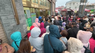 白沙屯拱天宮「點斗燈」抽籤　信眾低溫徹夜排隊