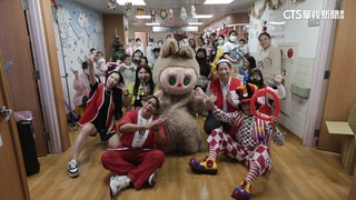 溫馨！耶誕病房送暖　童開心欣賞魔術表演.領禮物