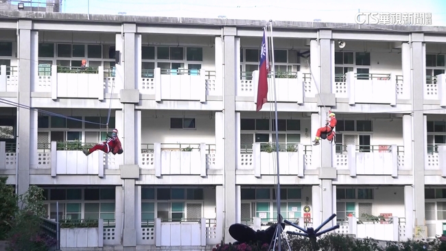 【台語新聞】「虎行特搜」耶誕老公公天降校園　學童驚喜收禮