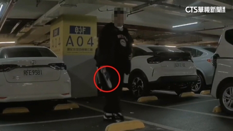 怪異！男徘徊停車場逾1小時「丟藍白拖」　業者：加強巡邏
