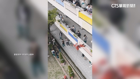 壽山國中最狂耶誕老公公　攀岩社同學垂降送祝福