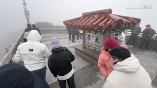 武嶺盼雪！　遊客裹棉被窩車裡.做伏地挺身取暖