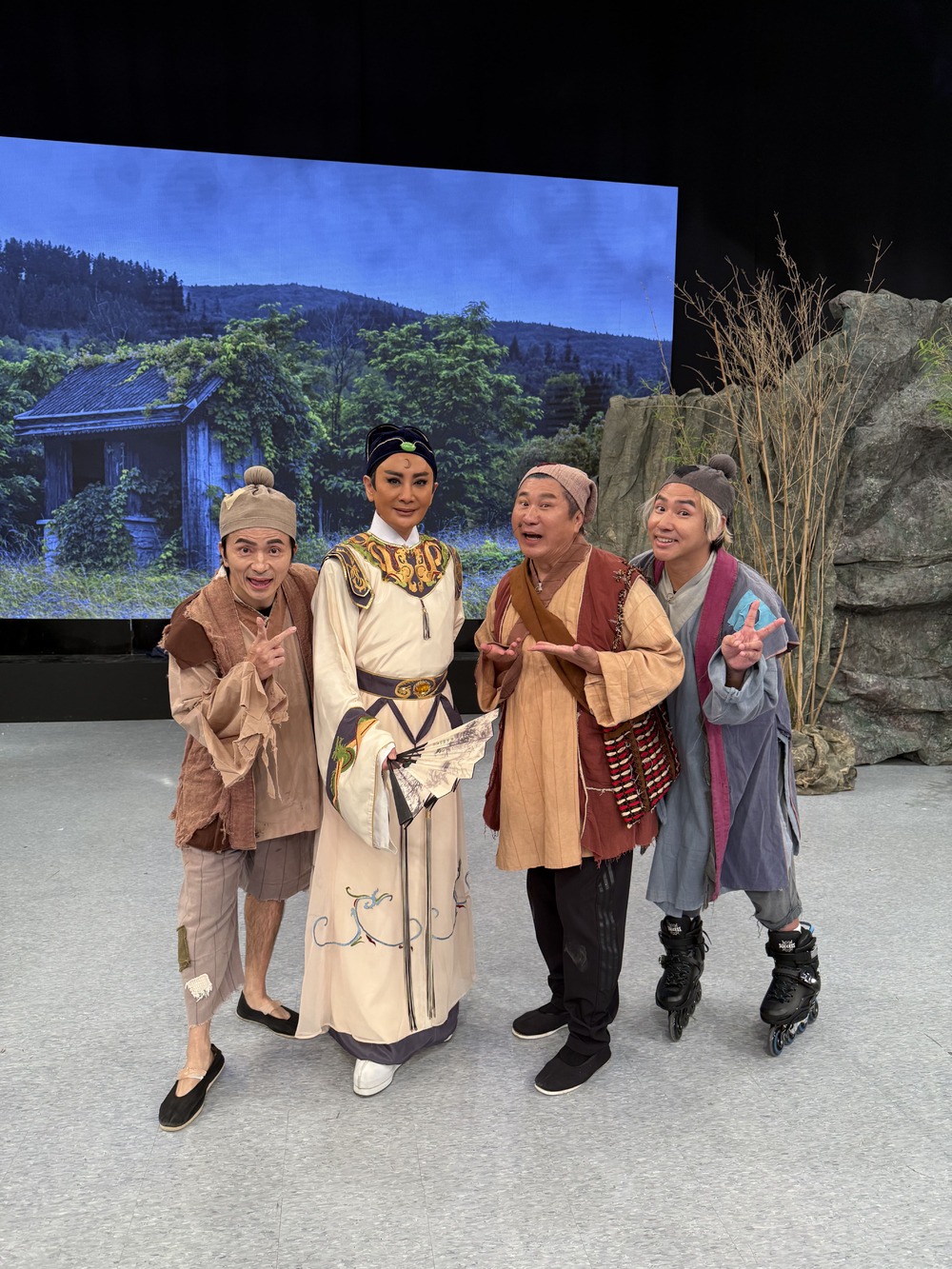 陳亞蘭(左2)率領唐從聖(左)、胡瓜、歐漢聲組成的「最散仙辦案三人組」