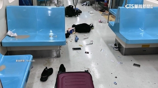 北門站男子失控持傘敲打車廂　乘客驚恐奔逃