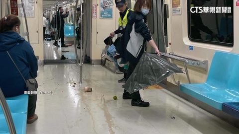 驚魂！北門站男失控持雨傘敲打車廂　民眾嚇全急奔竄