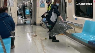 驚魂！北門站男失控持雨傘敲打車廂　民眾嚇全急奔竄