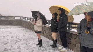 武嶺下冰霰！　追雪族嗨堆雪人　女拍照露腿不怕凍