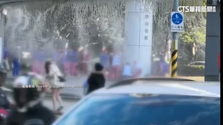 風太強！科博館「水幕景觀」四處亂噴濺　民眾險遭潑濕