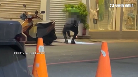 【台語新聞】高雄百貨旁銀樓外「怪男玩火」　專櫃人員喝斥報警逮人