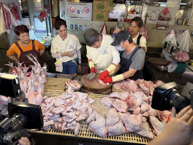 「胡蘭歐」熱潮席捲全台！攤商熱情大放送  胡瓜哭笑不得「吃不完啦」