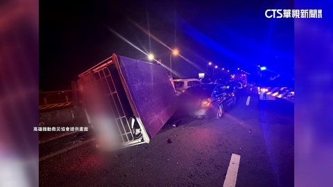 高雄台88快速道路4車連環撞　1人受困獲救送醫