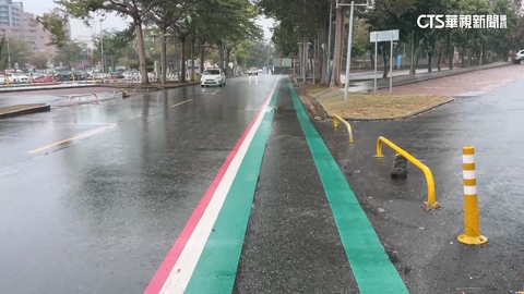 綠色沒塗滿！行人走人行道機車迎面來　交通處：合規