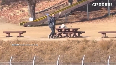 暖！　夫抱孩子機場旁公園「奔跑送機」　妻：差點哭出來