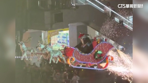 中國百貨驚見「鰲拜耶誕老人」　坐雪橇飛空中畫面曝