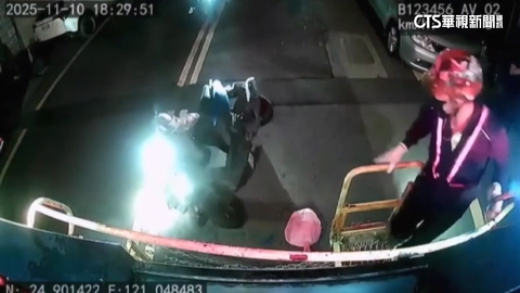 麥走! 機車伯追垃圾車自撞倒地 驚魂瞬間曝光