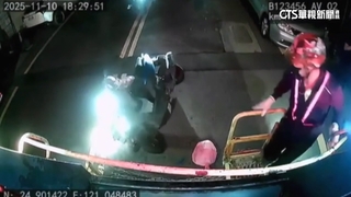 麥走！　機車伯追垃圾車自撞倒地　驚魂瞬間曝光