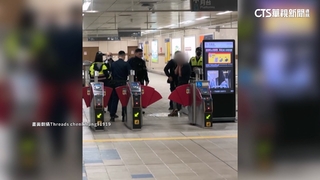 心情差！醉男鬧北捷大直站　遭鋼叉.辣椒水制伏