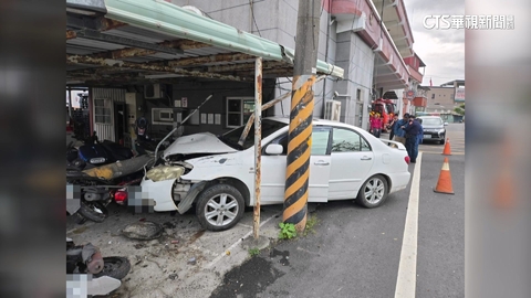 69歲駕駛恍神撞消防隊停車場 8機車1轎車毀損