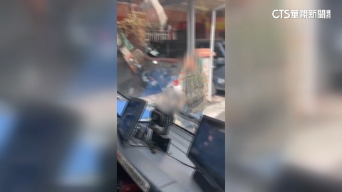 追垃圾車跌倒心生不滿 64歲男持利器追砍清潔員