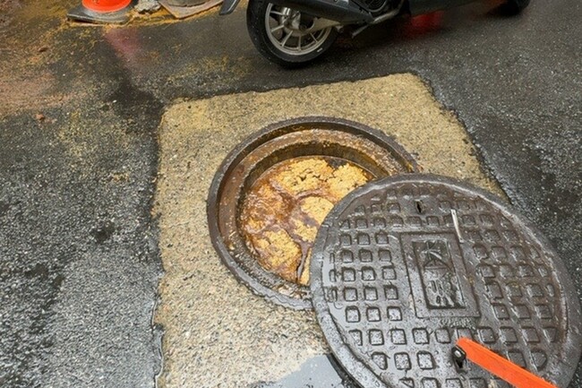 新北下水道排水堵塞主因「油脂堆積」　水利局：別將排水孔當垃圾桶！ | 華視新聞