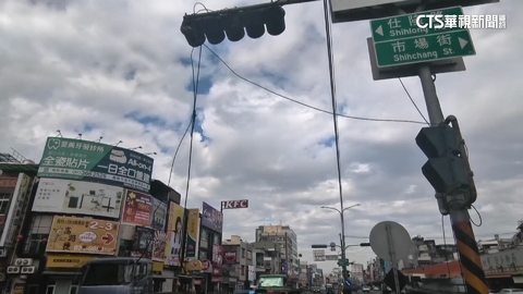 好危險！　高雄馬路驚見「長線懸掛」　用路人憂受傷