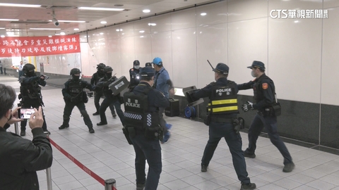 跨年戒備! 高雄維安升級 動員300人實兵演練