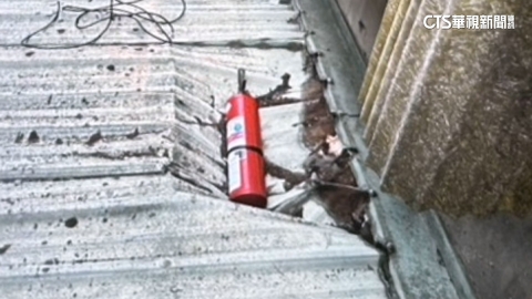 天降滅火器!砸凹車庫.遮陽板 住戶驚:愛車險被毀