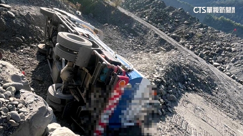 南橫灑水車不慎滑落邊坡! 民眾行經直擊嚇壞尖叫