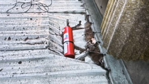 從22樓「丟8支滅火器」砸毀住戶屋頂 保全被逮竟稱「上班太無聊」