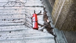 從22樓「丟8支滅火器」砸毀住戶屋頂　保全被逮竟稱「上班太無聊」