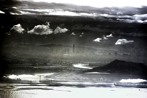 分析共軍俯瞰101照「長焦距呼嚨人」　軍事粉專：拍到月球坑洞也上不去