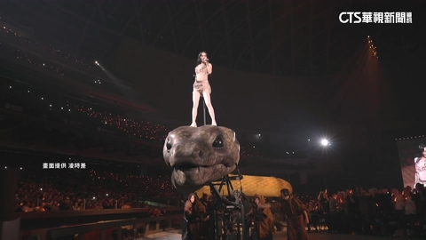 天后蔡依林登台北大巨蛋！　腳踏巨蟒震撼全場