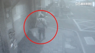 毒犯持木棍閒晃　「心情欠佳」竟隨機砸路邊機車