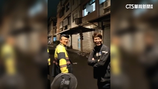 天外飛來窗框！2樓住戶吼叫丟雜物　險砸返家學童