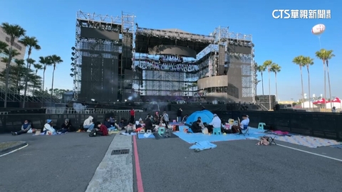 高雄跨年晚會歌手輪番唱　粉絲出動「大型帆布」卡位