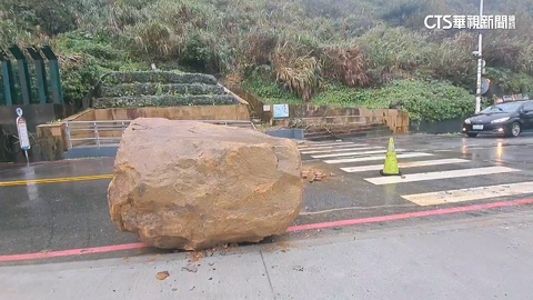 外木山湖海3K巨石掉落 車輛遭擦傷.幸無人受傷