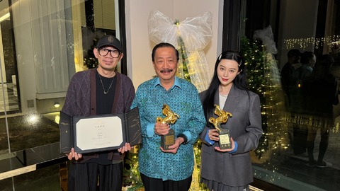 憑《地母》奪金馬影后！范冰冰終於領獎 　雀躍合影導演、出品人