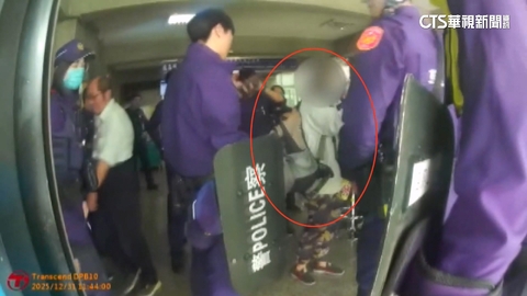 女持利器闖台中地院辯「朋友教切菜」　警持盾牌戒備