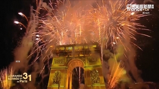 花都巴黎迎接2026！　凱旋門燈光煙火秀火樹銀花