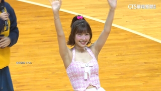 TPBL跨年大戰　人氣女孩峮峮「罰球式開球」超神準！