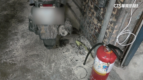 元旦凌晨火警！機車被丟炮竹引燃　目擊者急滅火